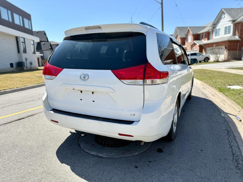 2013 TOYOTA SIENNA LE
