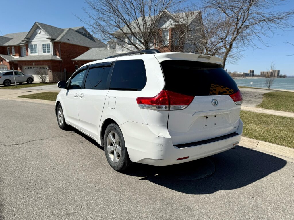 2013 TOYOTA SIENNA LE