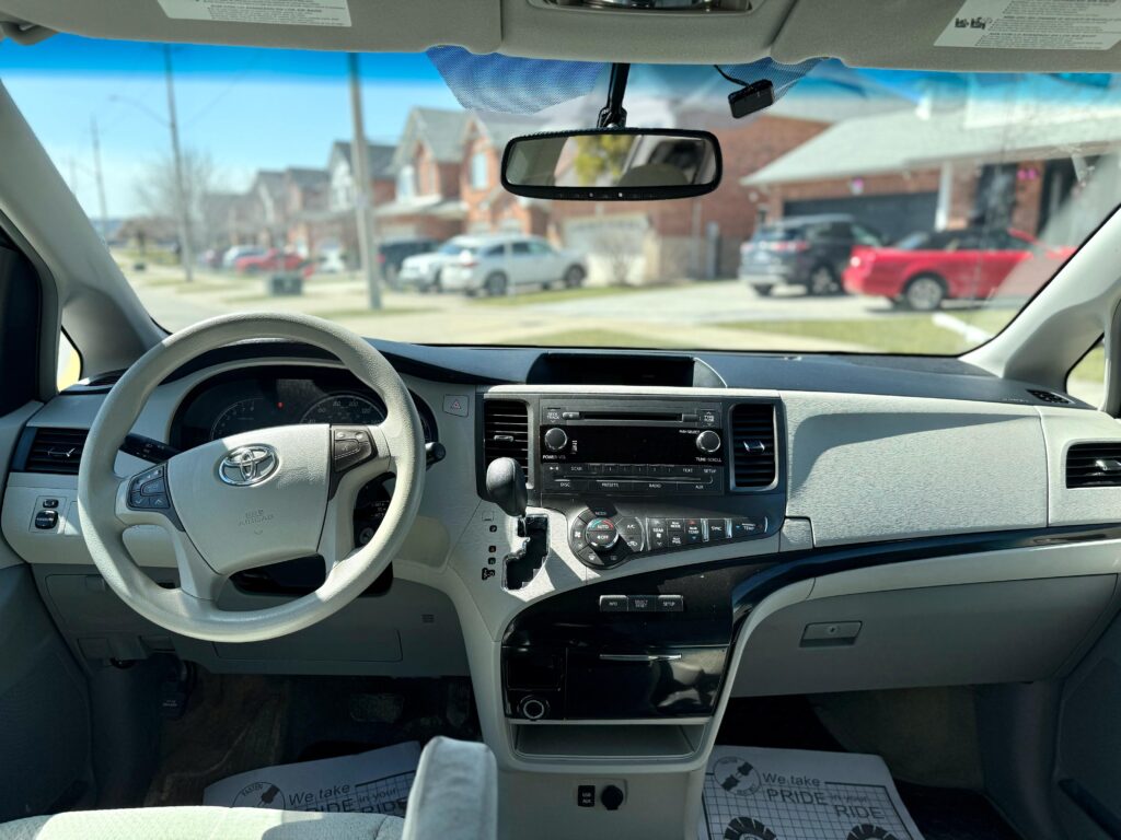 2013 TOYOTA SIENNA LE