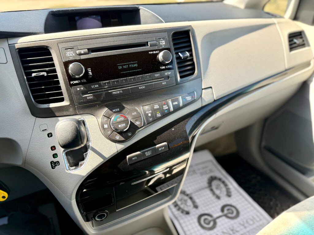 2013 TOYOTA SIENNA LE