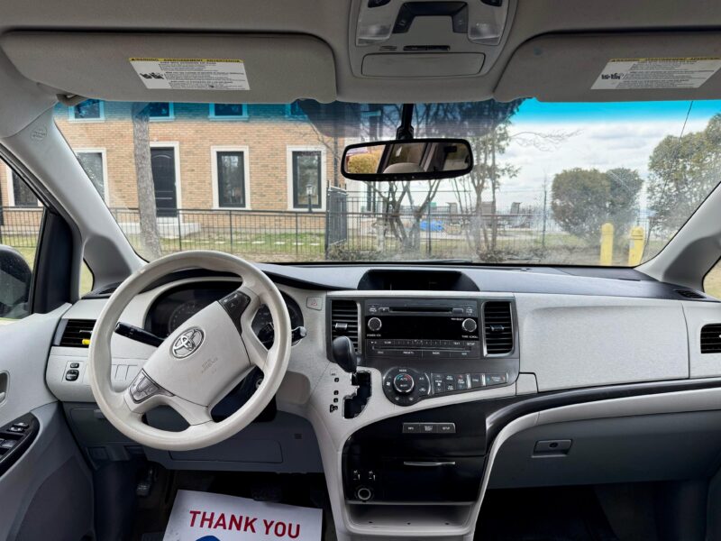 2014 TOYOTA SIENNA LE
