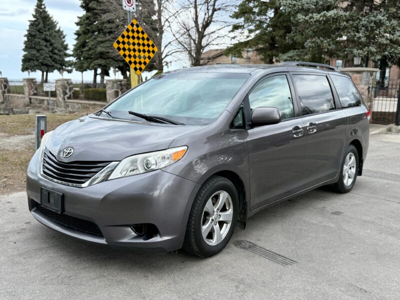2014 TOYOTA SIENNA LE