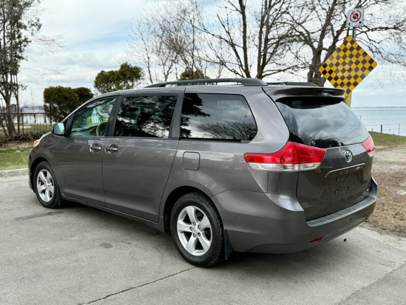2014 TOYOTA SIENNA LE